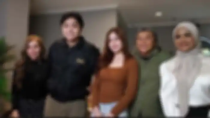 Rinoa Aurora Senduk dan Leon Dozan berfoto bersama keluarga usai jumpa pers soal kebebasan anak Willy Dozan dan Betharia Sonata ini kawasan Lebak Bulus, Jakarta Selatan, Sabtu (9/12/2023) malam. 