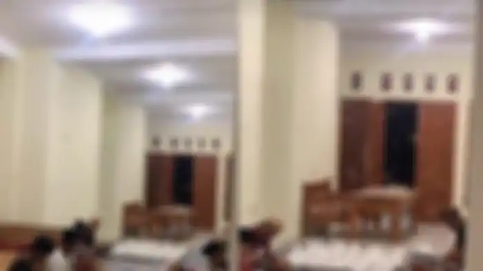 Ribuan laron menyerbu acara tahlilan warga di kawasan Turusgede, Rembang, Jawa Tengah. Jemaah kelimpungan.  