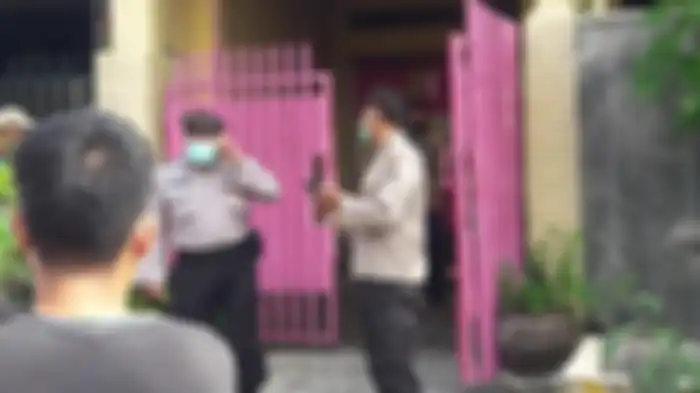 Polisi melakukan olah TKP di lokasi kasus pembunuhan disertai mutilasi oleh JM (61) terhadap istrinya sendiri, MD (55), di Jalan Serayu di Kecamatan Blimbing, Kota Malang, pada Sabtu (30/12/2023) malam. 