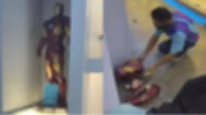 Action figure Iron Man sebelum dan sesudah terjatuh.