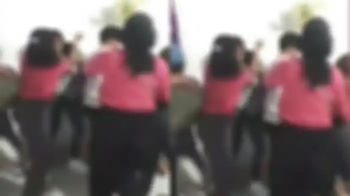 Emak-emak keroyok dua wanita muda hingga korban bersimpuh di lantai.