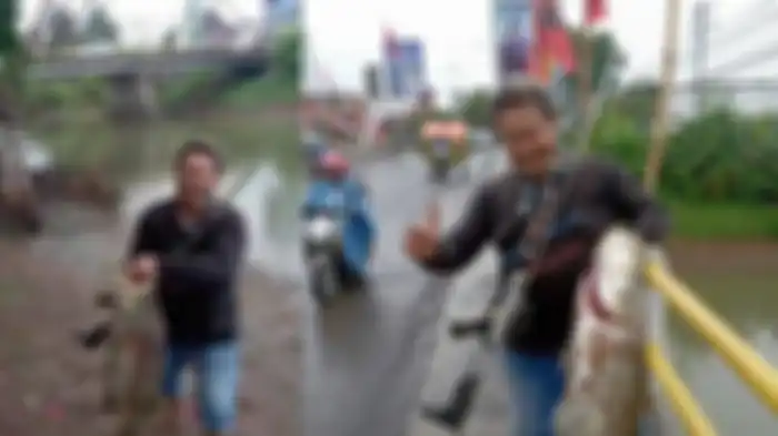 Warga Desa Sambiroto, Kecamatan Tayu, Pati, menunjukkan hasil tangkapan ikan kakap putih sebesar 12,5 kilogram, Rabu (3/1/2024). 