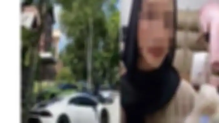 Nadzirah Ridzuan, mahasiswi asal Malaysia yang viral ke kampus naik Lamborghini tapi kuliah di tempat mahasiswa tak mampu.   
