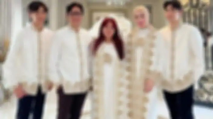 Andre Taulany bersama istri dan ketiga anaknya. 
