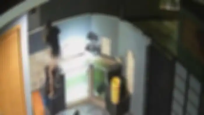 Rekaman CCTV aksi maling tak kenakan celana dan cebok di akuarium sebelum beraksi di rumah Pradana (23) pemilik rumah di Komplek Banjaran Village 2, Desa Neglasari, Kecamatan Banjaran, Kabupaten Bandung, Jawa Barat  