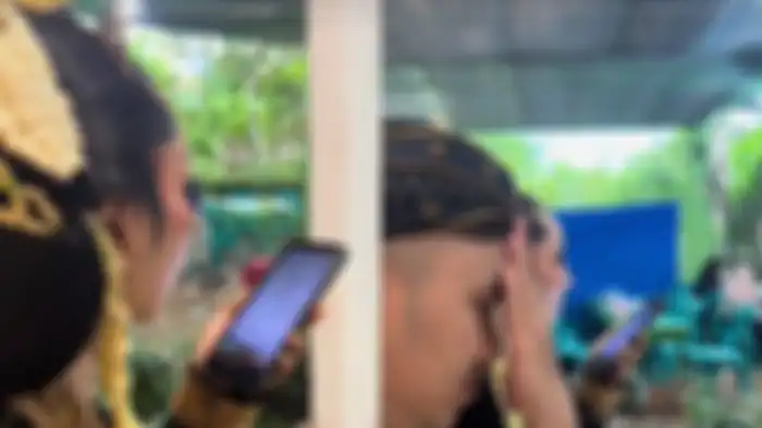 Viral mempelai wanita tetap kerja sedang duduk di pelaminan mengadakan pesta pernikahan. 