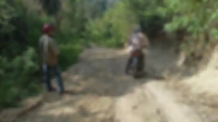 Kondisi jalan yang rusak dan terjal Kampung Borablupur Di Dusun Gade, Desa Burabekor, Kecamatan Bola, Kabupaten Sikka, Rabu 19 Juli 2023.   