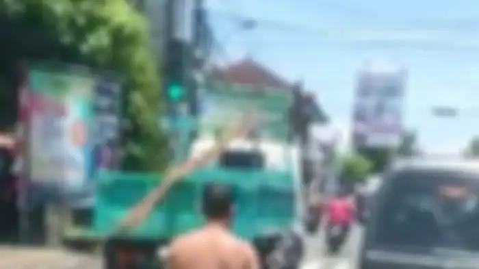 Tangkapan layar video seorang pria tak dikenal mengendarai sepeda motor tanpa busana di Buleleng, Provinsi Bali