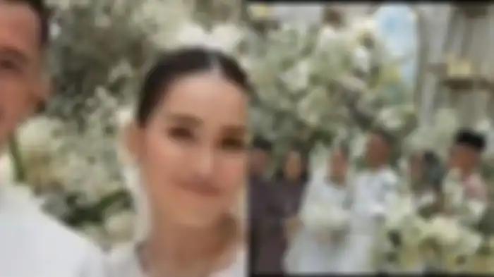 Ayu Ting Ting diduga telah lamaran dengan seorang anggota TNI. 