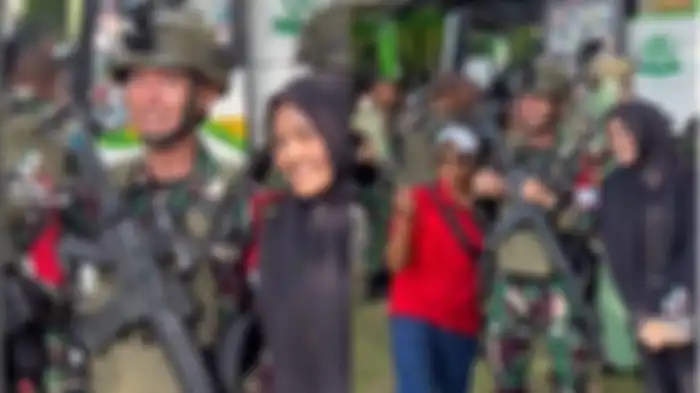 Momen saat Lettu Fardhana tunangan Ayu Ting Ting hendak berangkat tugas ke Papua.