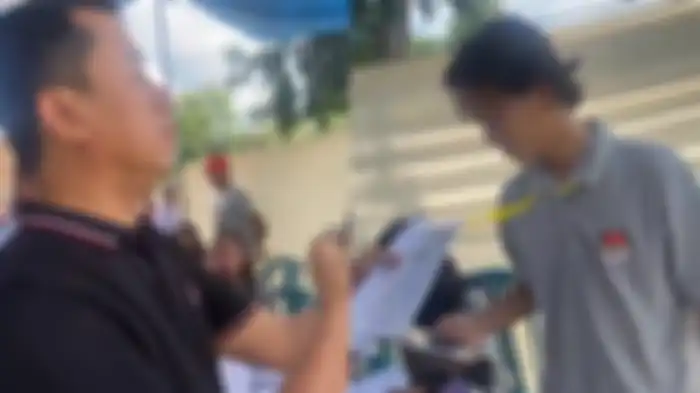 Seorang caleg terobos masuk TPS dan amuk anggota KPPS.