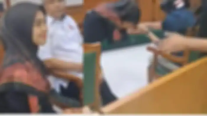 Pakar ekspresi soroti sikap Ria Ricis yang cium tangan Teuku Ryan saat persidangan.