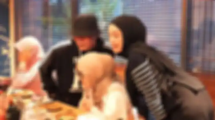 Momen akrab Putri Delina dan Santyka Fauziah