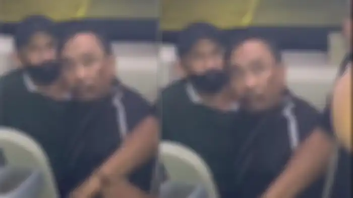 Detik-detik pencuri laptop kepergok oleh penumpang bus.