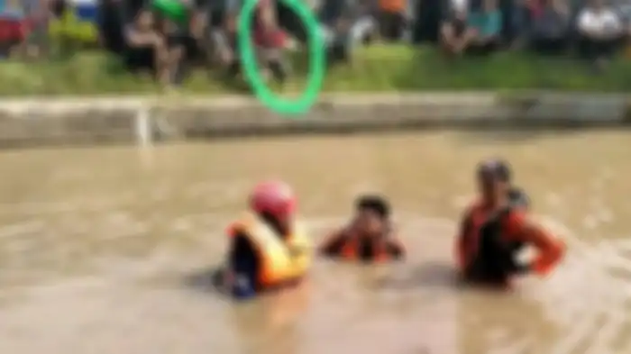 Bocah saksikan proses pencarian dirinya yang dilaporkan tenggelam.
