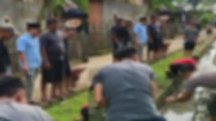 kegiatan gotong royong yang mereka lakukan bersam masyarakat desa Belani