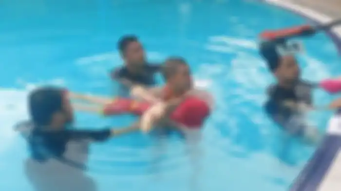 Tamara Tyasmara tak kuasa menahan tangis saat rekonstruksi digelar.