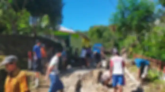 Warga Desa Bonto, Kecamatan Sinjai Tengah, Kabupaten Sinjai, Sulawesi Selatan, swadaya perbaiki jalan rusak, Rabu (28/2/2024). Dua kali jalan ini diusulkan di Musrembang untuk perbaikan namun tak kunjung terealisasi. 