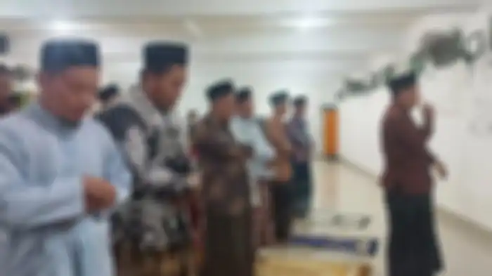 Pelaksanaan salat Tarawih kilat di Pondok Pesantren Alquraniyah Desa Dukuhjati, Kecamatan Krangkeng, Kabupaten Indramayu, Jawa Barat, Senin (12/4/2021).