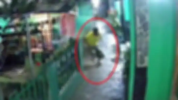 Maling pakaian dalam wanita di Bogor terekam CCTV saat sedang beraksi