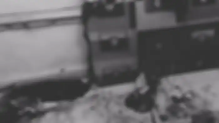 Kondisi kamar dimana mayat wanita dalam kondisi setengah telanjang ditemukan bersimbah darah di sebuah rumah toko (ruko) di Jalan Boulevard Raya, Kelapa Gading, Jakarta Utara, Sabtu (20/4/2024). 