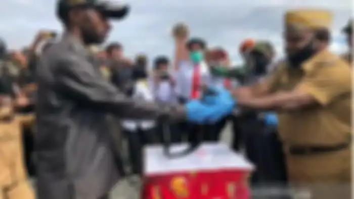  Satu pucuk pistol jenis Baretta beserta lima butir amunisi milik anggota KKB Papu Tendison Enumbi yang diserahkan oleh Anggota DPRD Puncak Jaya Koti Weya kepada Bupati Yuni Wonda di sela sela kegiatan apel gabungan Senin (22/6/2020) pagi di lapangan upacara kantor bupati setempat. 
