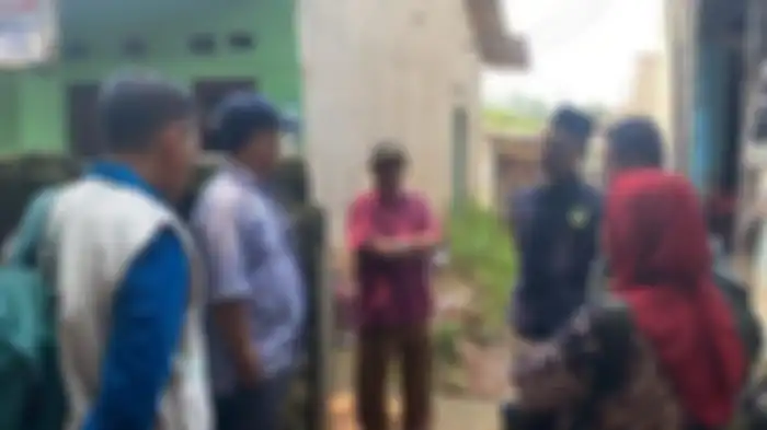 Petugas Kemensos RI dan Kepala Desa Rawapanjang (peci hitam) sempat bersitegang di depan rumah bocah yang viral karena lapar di Bojonggede, Kabupaten Bogor, Selasa (7/5/2024). 