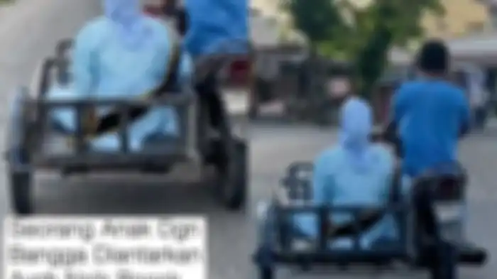 Seorang anak diantar ayah dengan becak motor ke acara wisuda.