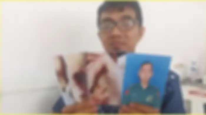 Dedi Pranajaya menunjukkan foto semasa hidup dan luka lebam jenazah adiknya, Letnan Satu Dokter Eko Damara, di Medan, Rabu (15/5/2024).