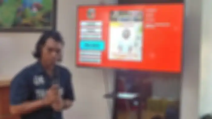 Tri Mulyo (27), tersangka KDRT Semarang yang gelap mata hajar istri sampai rahang patah, saat dihadirkan dalam konferensi pers di Mapolrestabes Semarang, Jumat (17/5/2024).