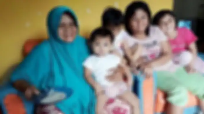 Ta Nou bersama para cucu | KOMPAS.COM/Rosyid Azhar