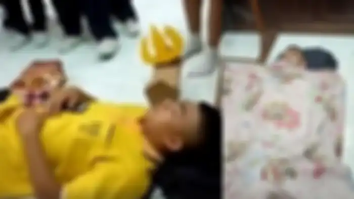 Bocah ini tertidur di kelas