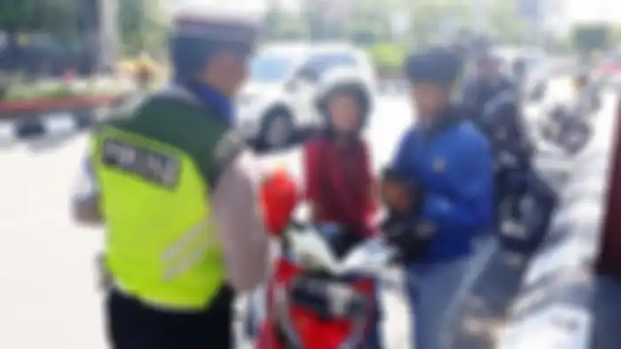 Pelat nomor tidak sesuai peraturan