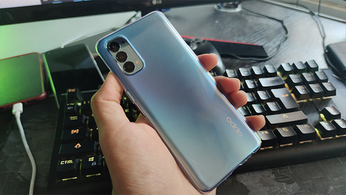 Tampilan belakang Oppo Reno4 Galactic Blue