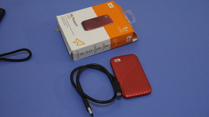 Isi dari kotak kemasan WD My Passport SSD 1TB