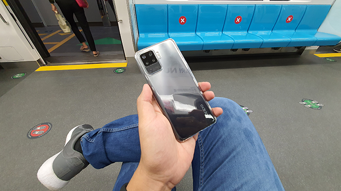 Menggenggam OPPO Reno5 F