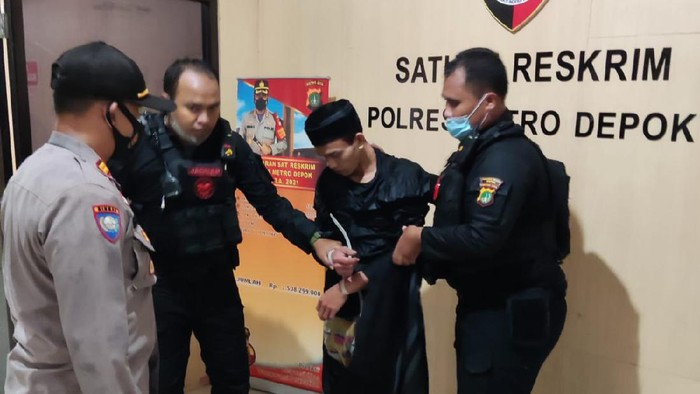 Tim Jaguar Polresta Depok kembali beraksi melindungi warga. Kali ini, mereka mengamankan seorang pria bersarung hitam.