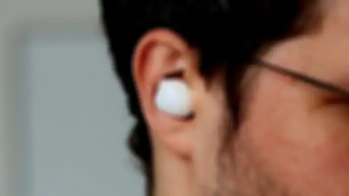 Galaxy Buds saat dipakai, tampak ringkas namun tetap stylish
