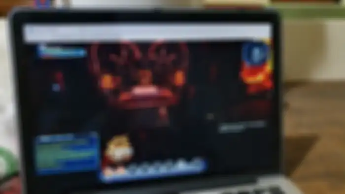 Mencoba game DC Universe di website Skyegrid menggunakan laptop Mac.