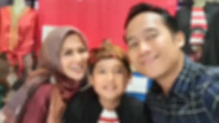 Denny Cagur bersama istri dan anaknya.