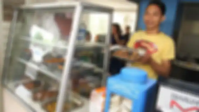 Norman Kamaru berjualan Bubur Manado.