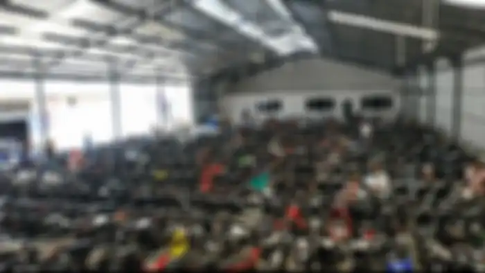 Ratusan motor murah tersusun rapi di balai lelang JBA Indonesia.