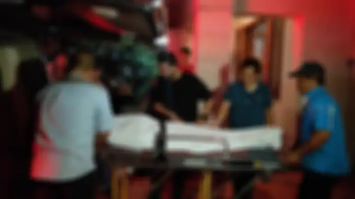 Baim Wong saat menyambut kedatangan jenazah sang ibunda diJalan Cik Ditiro, Menteng, Jakarta Pusat, Sabtu (7/3/2020) dini hari. (Grid.ID/Rangga Gani Satrio)