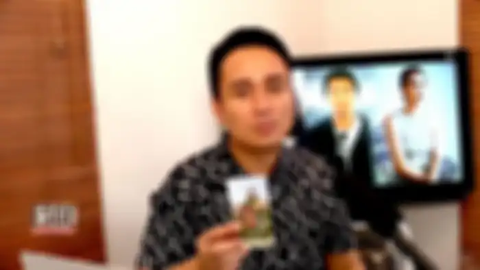Denny Darko, seorang mind illusionist menggambarkan kehidupan Syahrini pasca resmi dinikahi oleh pengusaha muda Reino Barack.