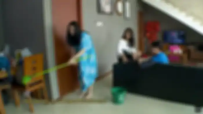 Meja makan di sisi lain dari ruang tamu