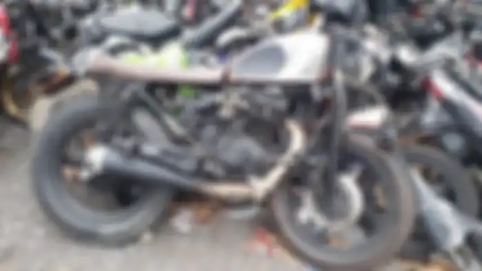 Motor bekas kecelakaan rusak parah