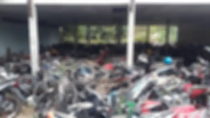Sebagian terlindungi atap walau berantakan