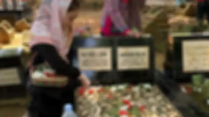 Celine Evangelista ziarah ke makam kakek buyutnya 