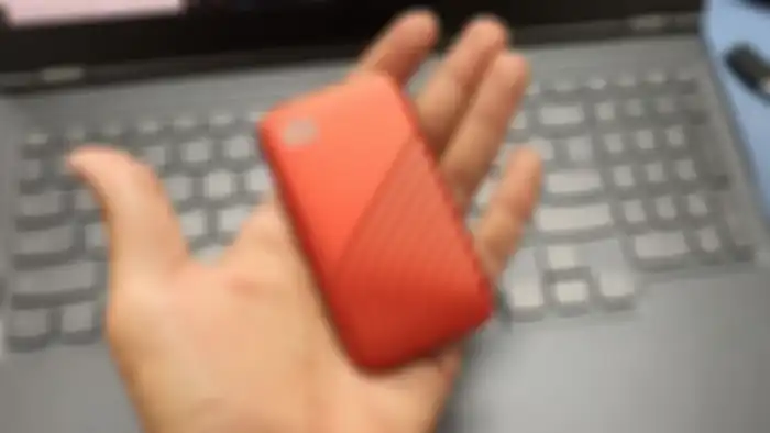 Ukuran WD My Passport SSD 1TB yang lebih kecil dari telapak tangan