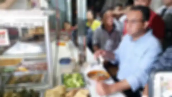 Foto Gubenur DKI Jakarta Anies Baswedan yang sedang makan di warteg dijadikan meme hingga viral di media sosial. 